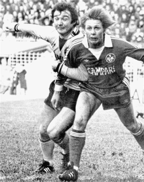 Willie „Ente“ Lippens (links) hält in einem Bundesliga-Spiel aus dem Jahr 1978 den Lauterer Gegenspieler Johannes Riedl fest. Foto dpa