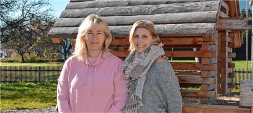 Willkommene Spende: Karin Jany, ehemalige Leiterin des Kinderkleidermarkt-Teams, überreichte 500 Euro an die Leiterin des Kindergartens an der Gänsbachstraße, Julia Kirner. Foto eder