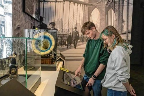 Wissen wird Kindern im Lokschuppen interaktiv vermittelt, zum Beispiel beim Erfindungsquiz.Foto Axel Jusseit