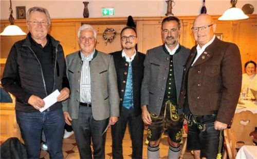 Wolfgang Dostthaler, Christian Seifert und Christian Matschina zeichneten die ehemaligen Leiter der Abteilung „Fußball“, Martin Kolb senior und Ernst Töglhofer, für ihre Verdienste um den Verein aus (von rechts).