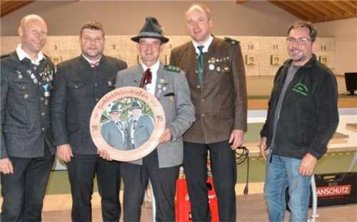 Wollen die Erinnerung an zwei verdiente Schützen wachhalten: (von links) Schützenmeister Wolfgang Maier (Vogtareuth), Schützenmeister Siegfried Daxeder (Straßkirchen), Schützenmeister Josef Graf (Söchtenau), Zweiter Schützenmeister Markus Bauer und Paul Anner (Halfing).Foto  Forstner