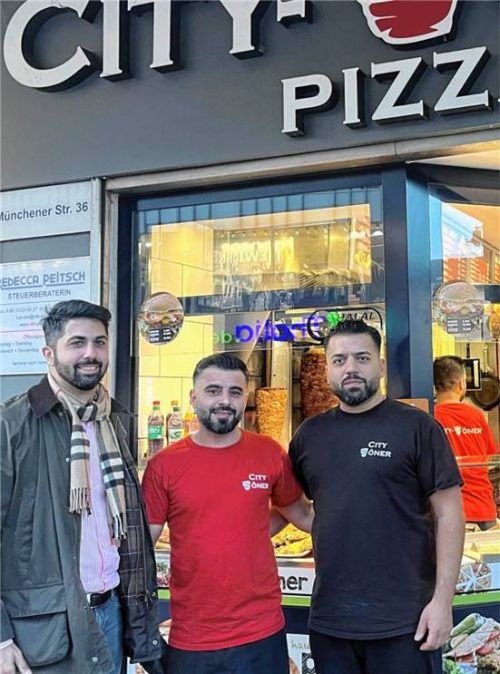 Wollten verhindern, dass Emrah Karayilan (Mitte) abgeschoben wird: SPD-Stadtrat Abuzar Erdogan und City-Döner-Chef Tuncay Sahindal. Foto Anna Heise