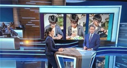 „XY“-Moderator Rudi Cerne spricht mit Kyra Föller vom BKA. Im Hintergrund zeigt sich der Geldabholer von Siegsdorf. Foto ZDF-Screenshot