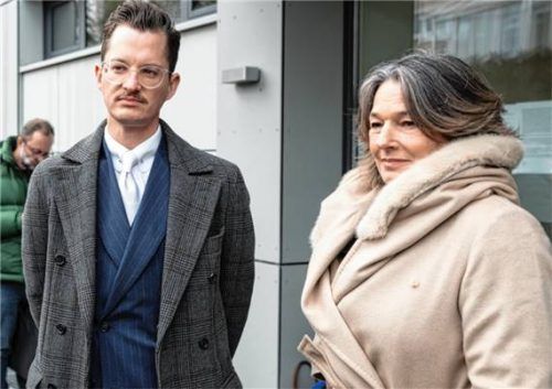 Yves Georg und Regina Rick, Anwälte des Angeklagten, sprechen mit Journalisten nach dem Freispruch im Prozess um den Fall Hanna. Foto Lukas Barth-Tuttas