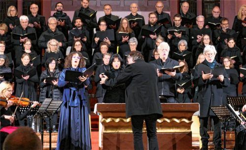 Yvonne Steiner beginnt ihre „Te-decet“-Arie, während der Chor hier schweigt. Die Solisten (von links: Yvonne Steiner, Luitgard Hamberger, Herbert Gruber und Thomas Hamberger) vereinen sich zu einem harmonischen Quartett. Foto janka