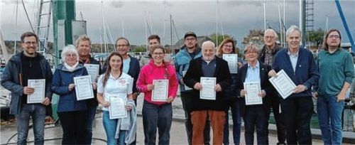 Zahlreiche Ehrungen nahm der Seebrucker Regattaverein in seiner Mitgliederversammlung im Hafenwirt vor. Es gratulierte ihnen der wiedergewählte Vorsitzende Maximilian Kolbinger (rechts). Foto müller