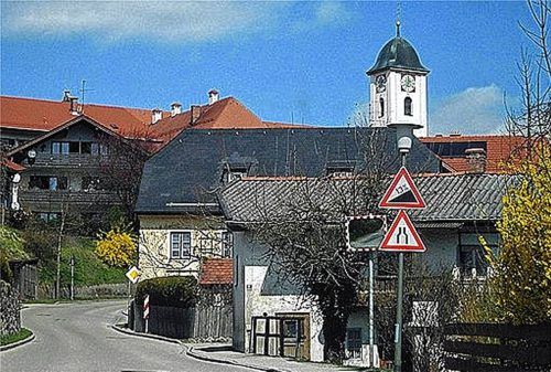 Zahlreiche Engstellen machen die Rosenheimer Straße unübersichtlich.Foto gemeinde rott