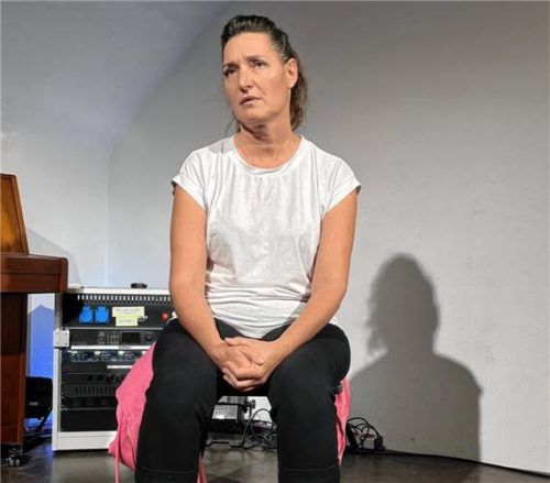 Zeigte auf der Bühne eine beeindruckende Wandlungsfähigkeit: Sonja Rupp als Honey im Gimplkeller.Foto M.Wagner