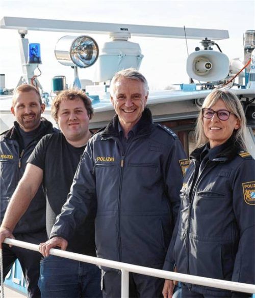 Ziehen an einem Strang: Thomas Schmidbauer von der Wasserschutzpolizei Prien, Veranstalter Emanuel von Oy aus Griesstätt, Dienststellenleiter Jürgen Thalmeier von der Polizei Prien und Alexandra Rieger von der Wasserschutzpolizei Prien. Foto Seitz