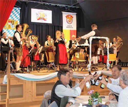 Zum Abschluss ihres Jubiläumsjahres ließen es die MBL beim Frühschoppen noch einmal ordentlich krachen. Die Besucher genossen den Vormittag in vollen Zügen. Foto LAMPRECHT