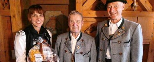 Zum Geburtstag gratulierte Pankraz Wimmer (Mitte) der Trachtenverein „Dö Koasawinkla“, vertreten durch die stellvertretende Vorsitzende Franziska Hauser und den Ehrenvorsitzenden Michael Neumaier.Foto Hauser