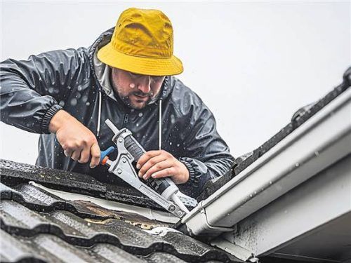 Zum Schutz der Immobilie vor Wetterschäden sollte man das Dach sorgfältig abdichten. Foto Adobe Stock/Masaji
