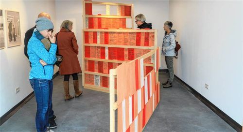 Zur Auseinandersetzung mit bürgerschaftlichem Engagement regt eine Diskussion mit dem „Department für öffentliche Erscheinungen“ aus München in der Kunstsprechstunde sowie die Begleit-Ausstellung in der Kunstbox auf dem Dach des Lehmhauses am Campus St. Michael ein. Foto effner