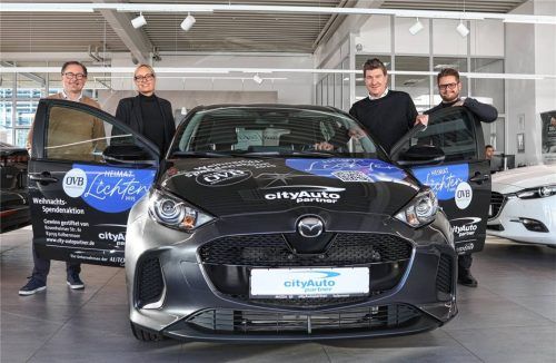 Zusammen Gutes tun: City-Autopartner-Verkaufsleiter Michael Bergau-Stüwert, OVB-Chefreporterin Rosi Gantner, Christoph Maier, Chefredakteur OVB MEDIA, und City-Autopartner-Geschäftsleiter Josef Michael Eder (von links). Foto Mischner