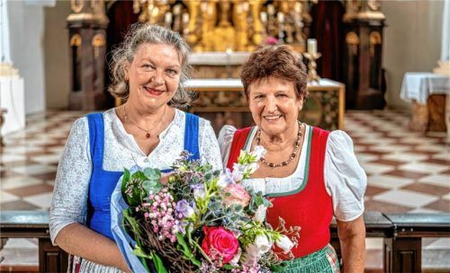 Zwei, die für den Helferkreis für die Diözese Ternopil und all seine Unterstützer stehen: Kathi Schmid vom Helferkreis (rechts) und Christina Stocker, die beim festlichen Gottesdienst nicht nur den Kammerchor leitet, sondern mit ihrem Mann Josef auch die treibende Kraft hinter der Veranstaltungsreihe „Klassik für die Mission“ ist.Foto Helferkreis