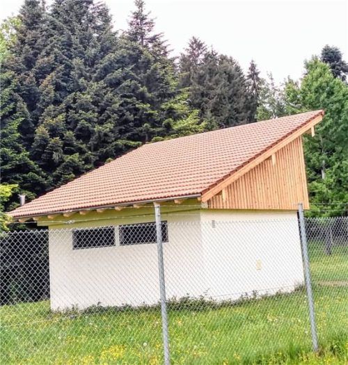 Zwei Entfeuchter sollen die hohe Luftfeuchtigkeit im Wasserhaus reduzieren. Foto Wastl