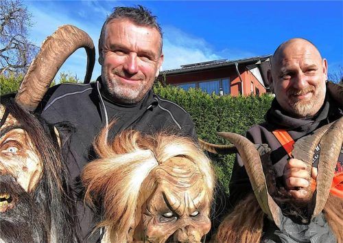 Zwei Gesichter hinter den „Dobe Boch Deifen“: Andi Wurm (rechts) und Anton Gnadl erzählen, warum sie gern als Kramperl oder Perchten unterwegs sind. Foto Katrin Langenwalter