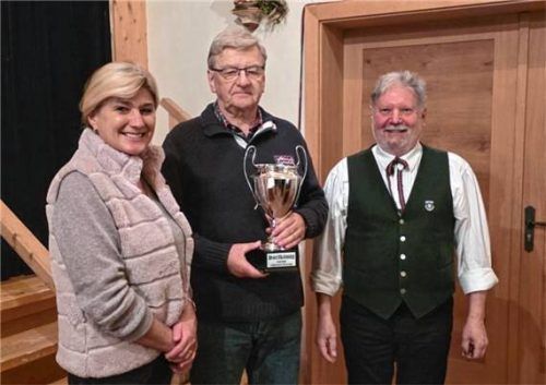 Zweite Bürgermeisterin Christiane Noisternig und Schützenmeister Herbert Weiß (rechts) überreichen dem neuen Dorfkönig Gerhard Weyerer den Wanderpokal. Foto Hofmann