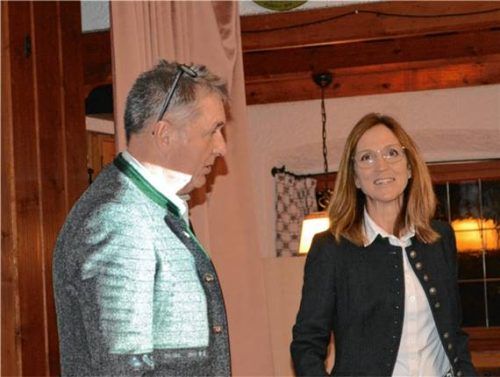 Zweiter Bürgermeister Peter Schwarz (links) schlug die amtierende Bürgermeisterin Martina Gaukler zur Bürgermeisterkandidatin für die Gemeinschaftsliste vor.Foto Eder