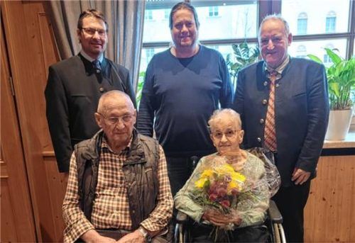 Zweiter Bürgermeister Reinhard Winterer, Helmut Maier, Bürgermeister Alfred Lantenhammer sowie das Jubelpaar Anton und Helga Lantenhammer. Foto angermeier