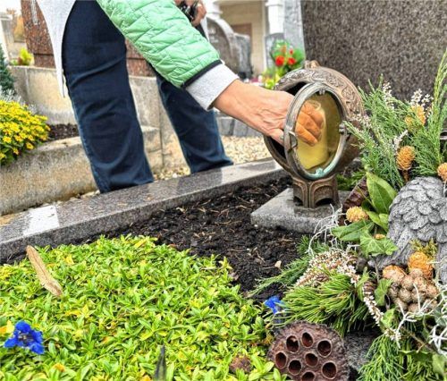 Zwischen den gepflegten Gräberreihen soll es auf dem Kraiburger Friedhof grüner werden. Der Gemeinderat hat über eine Umgestaltung diskutiert. Foto Klemm