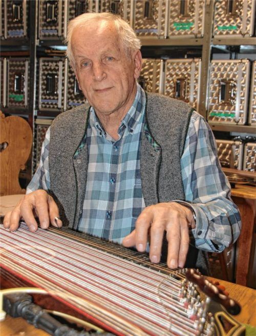 20-mal hat Hans Berger das Rosenheimer Adventssingen geprägt – jetzt übergibt er sozusagen den Taktstock an Georg Staber und seine Riederinger Hirtenkinder. Foto poll