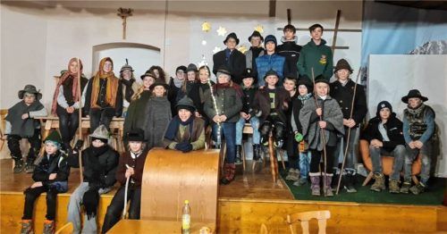 30 unermüdliche Klöpfler sammeln in Hittenkirchen. Foto Hötzelsperger