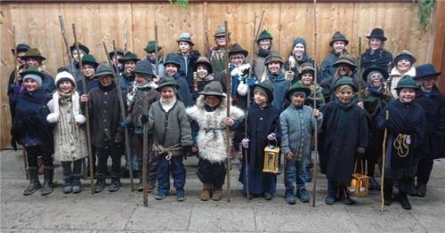 35 „Junge Gederer“ sammeln Spenden beim Klopfergehen. Foto Adersberger