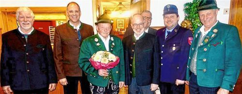 80. Geburtstag von Stefan Freund aus Prien-Siggenham: (von links) Florian Bauer (Veteranenverein), Seppi Freund (Hufeisenverein), Jubilar Stefan Freund, Zweiter Bürgermeister Michael Anner junior, (dahinter) Lothar Leuthold (Bulldogverein), Stefan Meier (Feuerwehr) und Konrad Huber (Trachtenverein).Foto Hötzelsperger
