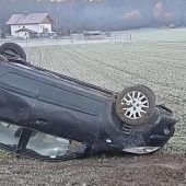 Auto landet auf dem Dach – Fahrerin bleibt unverletzt