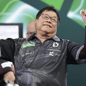 WM: „Darts-Opa“ Lim (71) holt Sieg