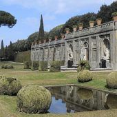 Künstler restaurieren Riesen-Krippe