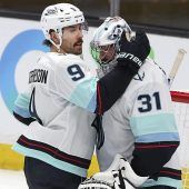 40 Paraden: Grubauer glänzt