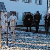 Neue Linde vor dem Pfarrhof gesegnet