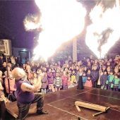 Feuershow und Gesang sorgen für Emotionen