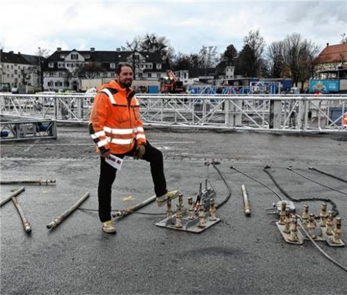 Der Zirkusdirektor erklärte den Ablauf des Aufbaus auf der Loretowiese. Foto Peter Schlecker