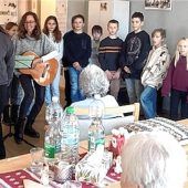 Schüler bringen Weihnachtsstimmung ins Seniorenheim