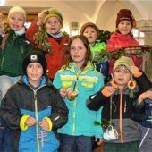 Junge Grassauer Gartenbauer basteln für Wildvögel