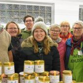 Schönberger Imker spenden der Tafel Honig