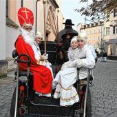 Nikolaus kommt mit Engelein und Pferdekutsche nach Rosenheim
