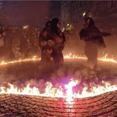 Hexen, Rauch und Feuershow: Grenzland-Perchten besuchen Wasserburger Christkindlmarkt