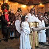 Das Christkind mit seinen Engeln verzaubert die Besucher des St. Wolfganger Christkindlmarkts