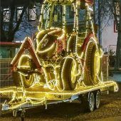 Weihnachtsbulldog leuchtet weit und breit