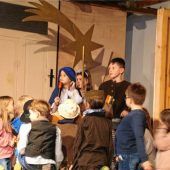 Kinder berühren die Herzen der Senioren