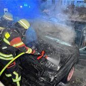 Geparkter Pkw brennt in Forsting