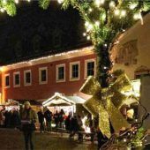 Christkindlmarkt in Gars: Ein Bürgermeister an der Tuba, der Nikolaus und die Perchten