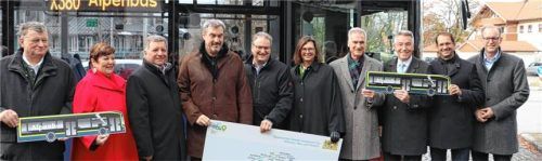 Abfahrt in die Berge: (von links) Anton Speer, Landrat des Landkreises Garmisch-Partenkirchen, Andrea Jochner-Weiß, Landrätin des Landkreises Weilheim-Schongau, Verkehrsminister Christian Bernreiter, Ministerpräsident Dr. Markus Söder, Josef Niedermaier, Landrat des Landkreises Bad Tölz-Wolfratshausen, Landtagspräsidentin Ilse Aigner, Olaf von Löwis, Landrat des Landkreises Miesbach, Otto Lederer, Landrat des Landkreises Rosenheim, Andreas März, Oberbürgermeister der Stadt Rosenheim und Bernd Rosenbusch, Geschäftsführer des MVV.Foto Landratsamt Bad Tölz-Wolfratshausen