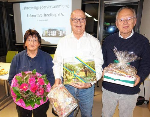 Abschiedsgaben für die Ausgeschiedenen: (von links) Emmi Aigner (Zweite Vorsitzende), Günther Bauer (Vorsitzender) und Friedrich Hefter (Schriftführer). Foto hötzelsperger