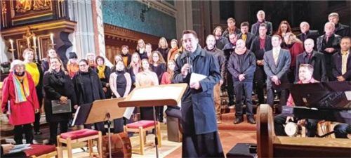 Abwechslungsreiches Programm: der ökumenische Cantiamo-Chor im Achental-Dom in Übersee.Foto Giesen