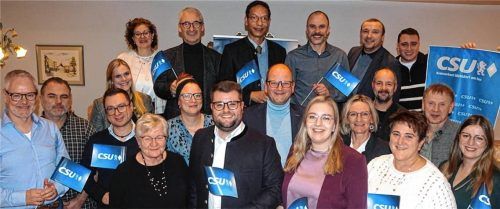 Acht der 20 CSU-Kandidaten für den Stadtrat sind weiblich, darunter die amtierenden Stadträtinnen Johanna Obermeier (hinten links), Heike Perzlmeier (Zweite vorne rechts) und die erste CSU-Stadträtin Rosina von Roennebeck (vorne links), die dem Gremium seit 1995 angehört. Angeführt wird die Liste von Bürgermeisterkandidat Stefan Streck (vorne, Mitte). Stadtrat Peter Gruber (Zweiter hinten links) tritt auch wieder an. Foto Becker